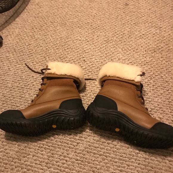 COPY - Ugg Snow boots - Picture 2 of 6